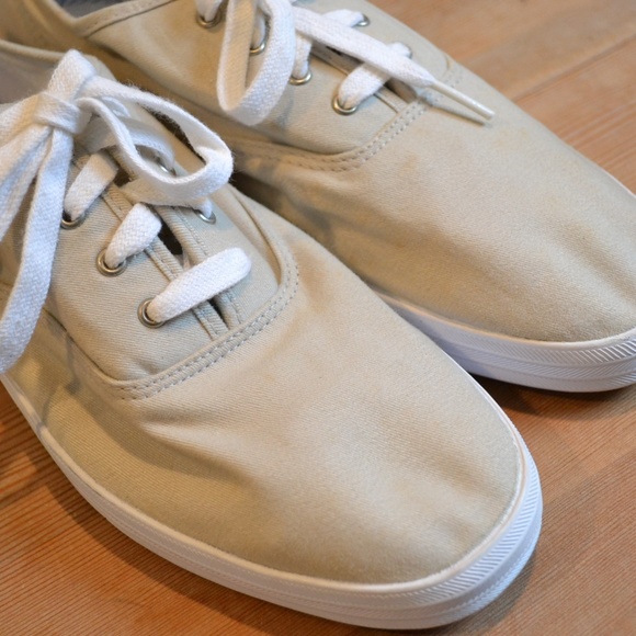 beige tennis shoes